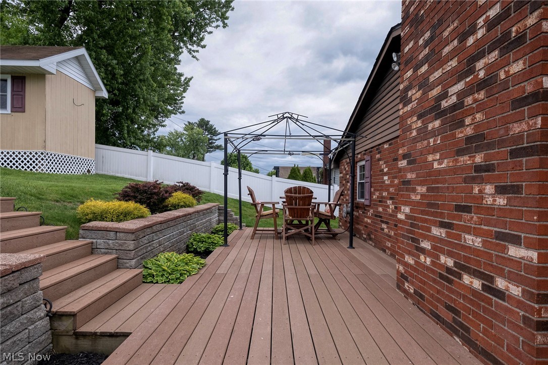 189 COUNTRY CL 60X125 - Residential