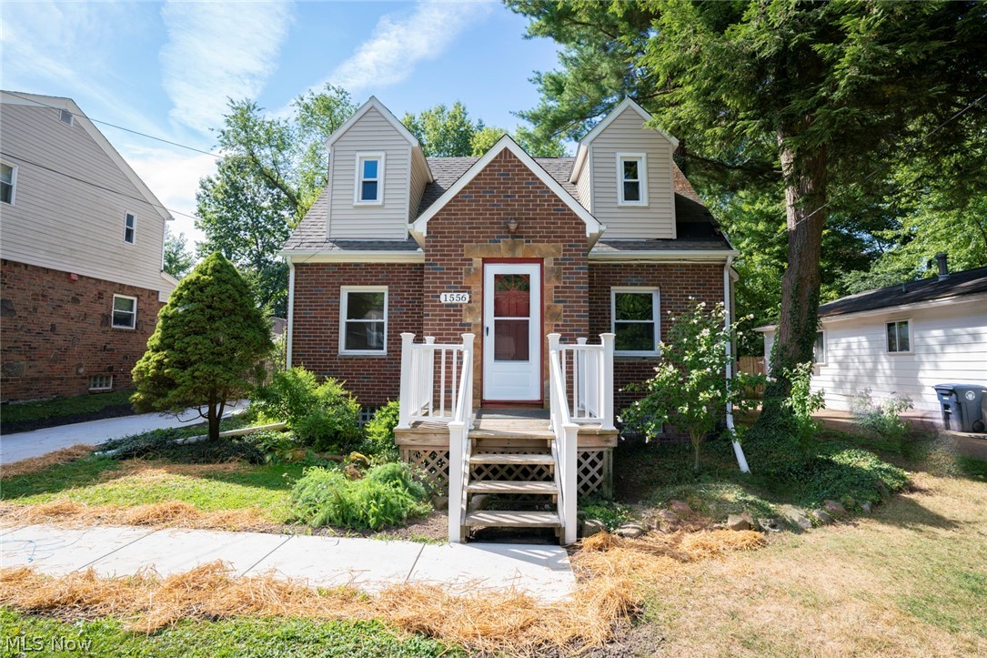 Completely updated colonial in West Akron. This one has been redone from top to bottom! New windows, roof, AC, hot water tank! Stunning kitchen and all new flooring throughout! Quite street! Not to be missed!