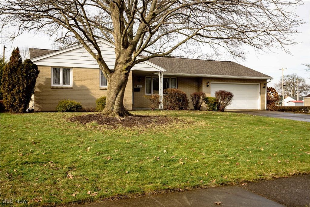 Photo of 302 S Reeves Avenue, Dover, OH 44622 (MLS # 5181646)