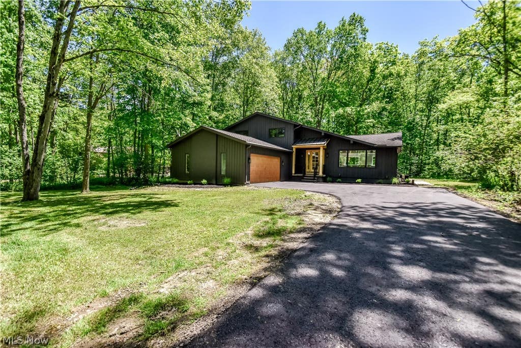 Photo of 19121 Brewster Road, Aurora, OH 44202 (MLS # 5216100)