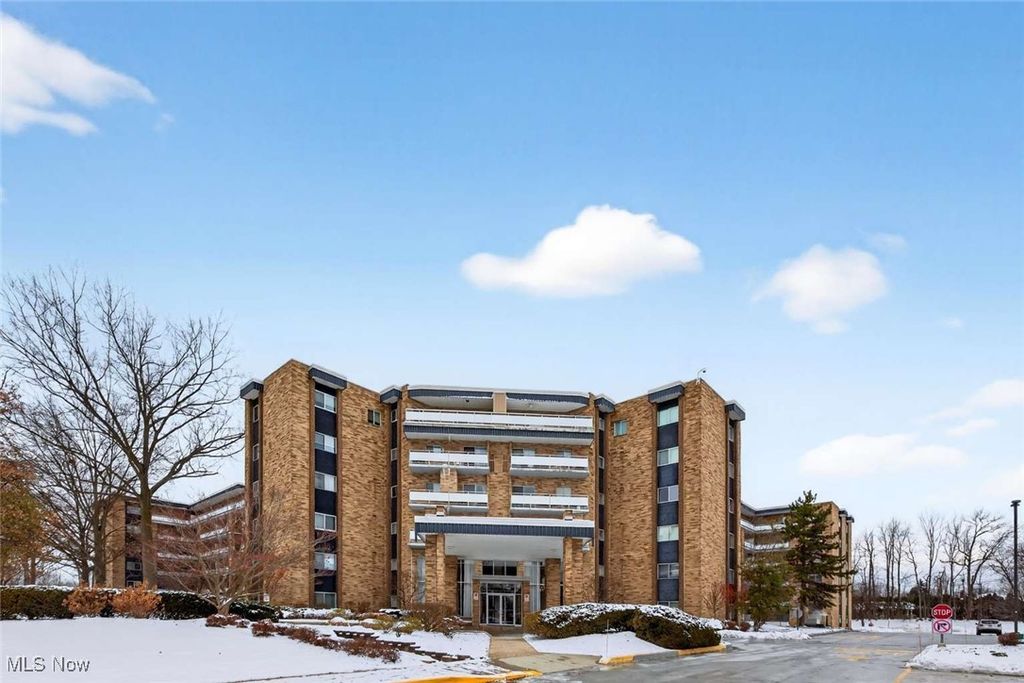 Photo of 2112 Acacia Park Drive #619, Lyndhurst, OH 44124 (MLS # 5177378)