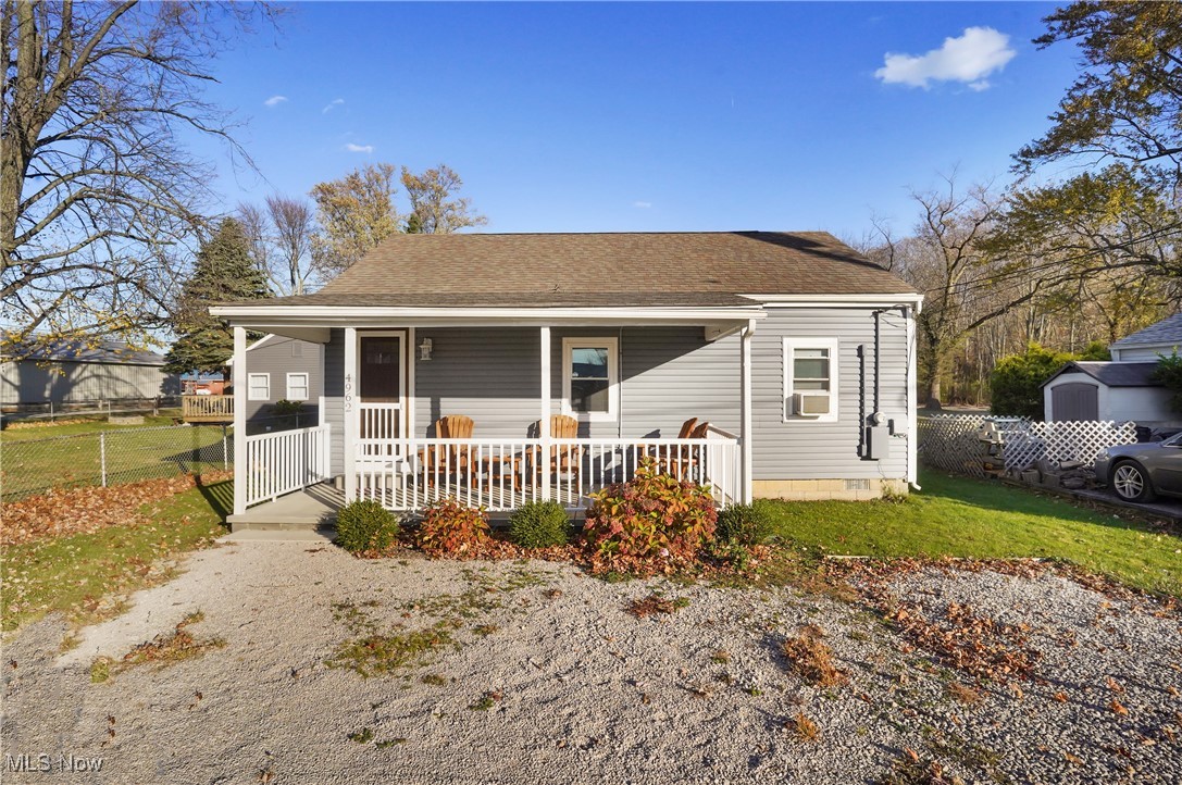 Renovated cottage is located in the heart of Geneva on the Lake strip. Makes for easy access to all your summer and fall fun & Geneva-on-the-Lake Golf Course....This get away features a cozy front porch. A fully renovated and functional kitchen with subway tiled backsplash and granite counters. Appliances included. . Stop renting weekly when you can have a piece all to yourself! Or Airbnb..
All furniture can stay.....