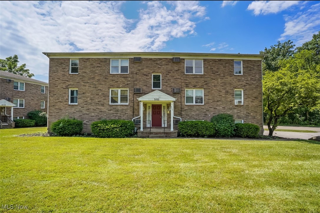 INVESTORS!!! EXCELLENT LOCATION! Now is your chance to own ALL BRICK -2- 6-PLEX BUILDINGS (12 apartment/units) with view of Mill Creek Park! Buildings close to shopping restaurants and Route 224. Newer roof, plenty of parking, units have been updated with new flooring, paint, windows, counter tops as needed.
Sale is for BOTH BUILDINGS. Tenants pay electric and cable.