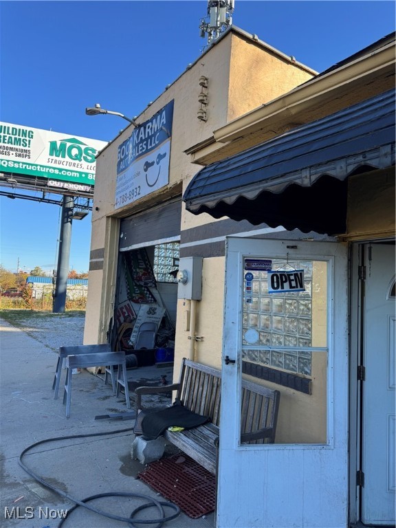 Main image without alt text