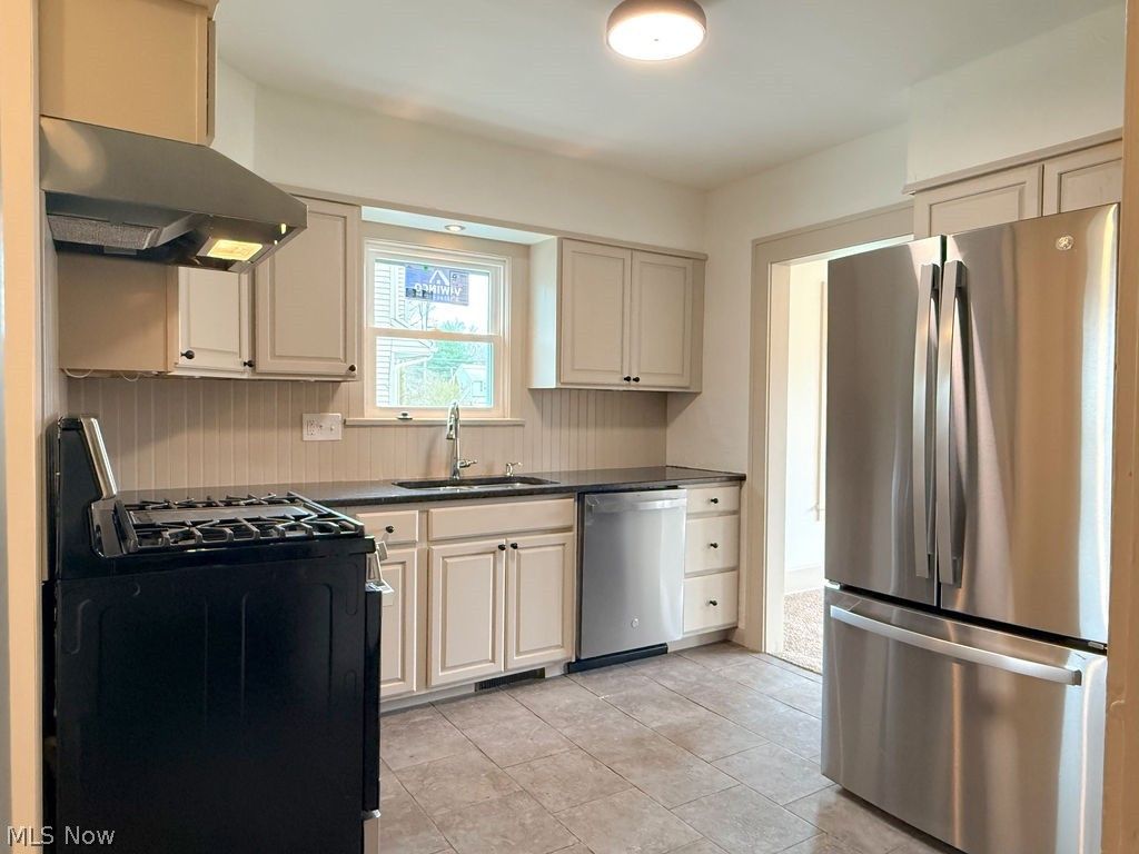 Photo of 419 Oak Knoll Ave NE, Warren, OH 44483 (MLS # 5194600)