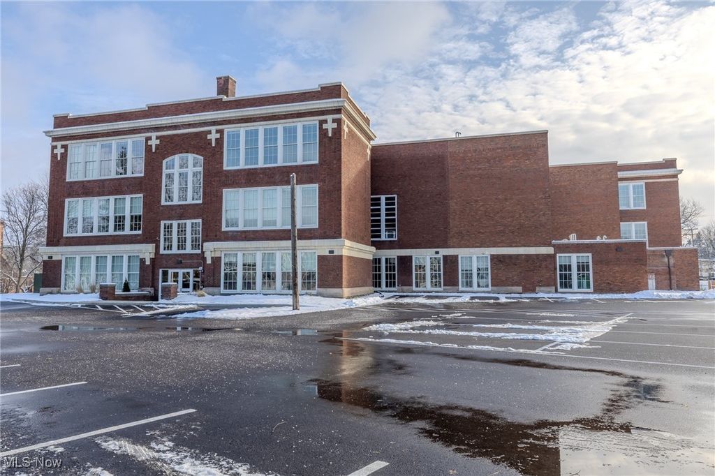 Photo of 25 Public Square, Willoughby, OH 44094 (MLS # 5178043)