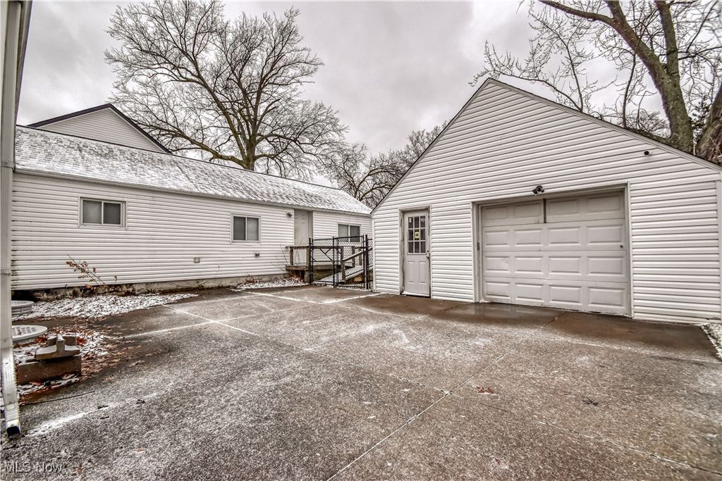 Photo of 37309 Sharpe Avenue, Willoughby, OH 44094 (MLS # 5178020)