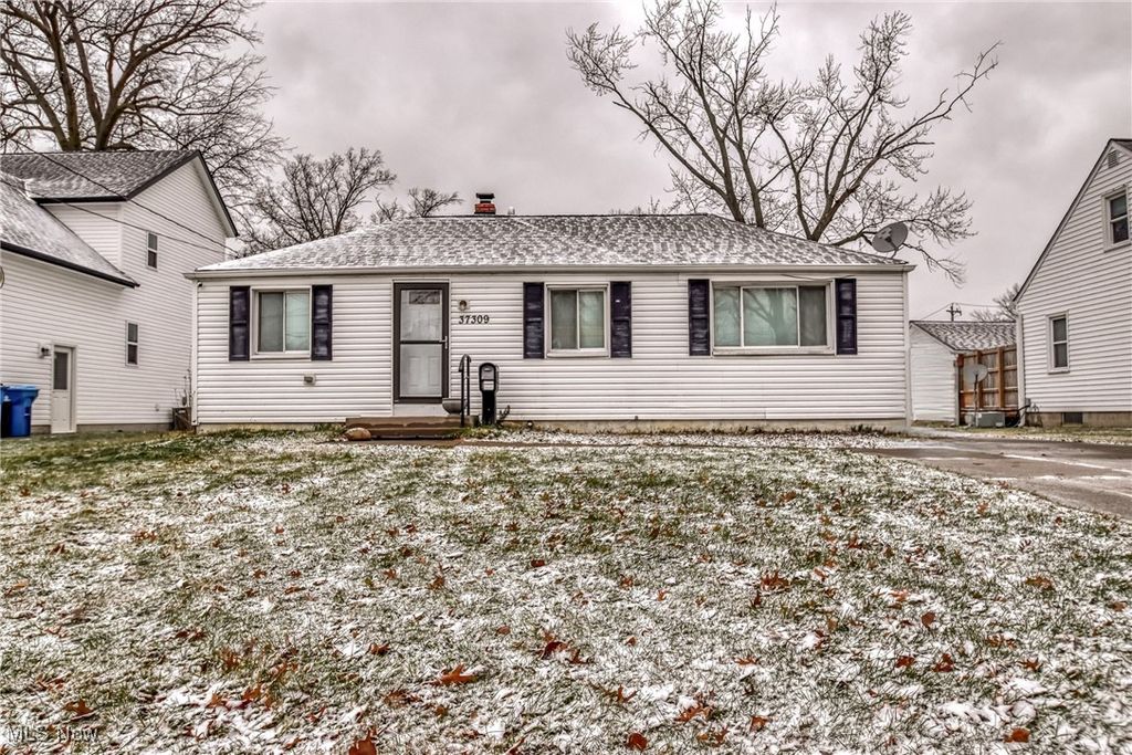 Photo of 37309 Sharpe Avenue, Willoughby, OH 44094 (MLS # 5178020)
