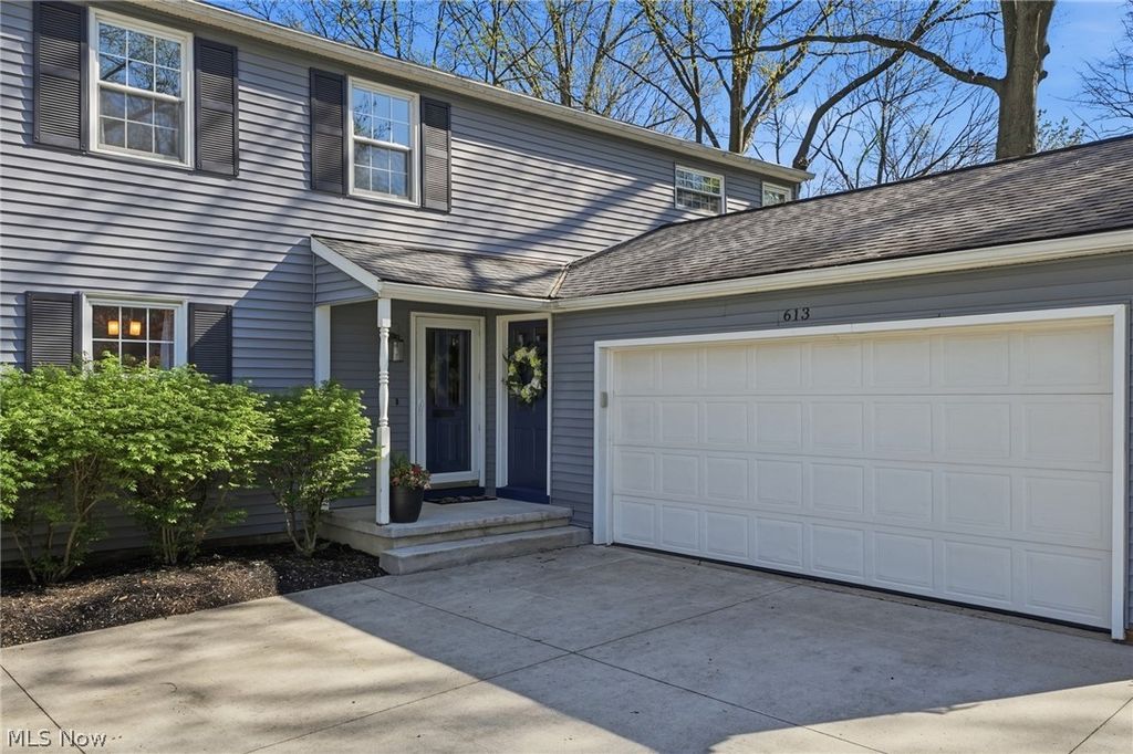 Photo of 613 Welshire Drive, Bay Village, OH 44140 (MLS # 5201739)