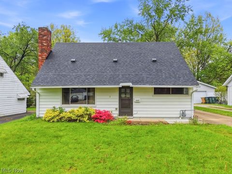 Photo of 1637 Hanover Street, Cuyahoga Falls, OH 44221 (MLS # 5210005)