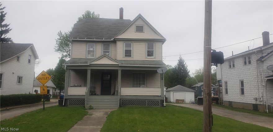 Both units have long term tenants.  One units tenant has been there 20 years and the other tenant has been there 16 years.  Utilities not split. Water sewer $75 month.  Gas usually around $75 electric $110