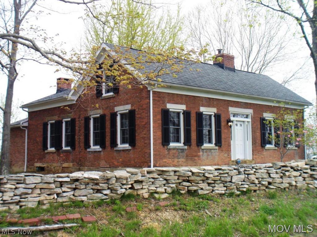 You must see this house and setting to truly appreciate its pristine, restored condition. True to its history, the house has all the conveniences of today and all the charm of yesteryear. Beautiful, livable space. Elem: Barlow-Vincent Elementary Scho Elem/Bus: Y JrHigh: Warren Middle JrHigh/Bus: Y High: Warren High School High/Bus: Y Fire: VOL Police: SHF PossFreeGas: N ;SQFT=Fin L1:1206, Fin L2:798, Fin Above:2000, Fin Total:2000, Unfin Above:0;GAR= 2 Car Att