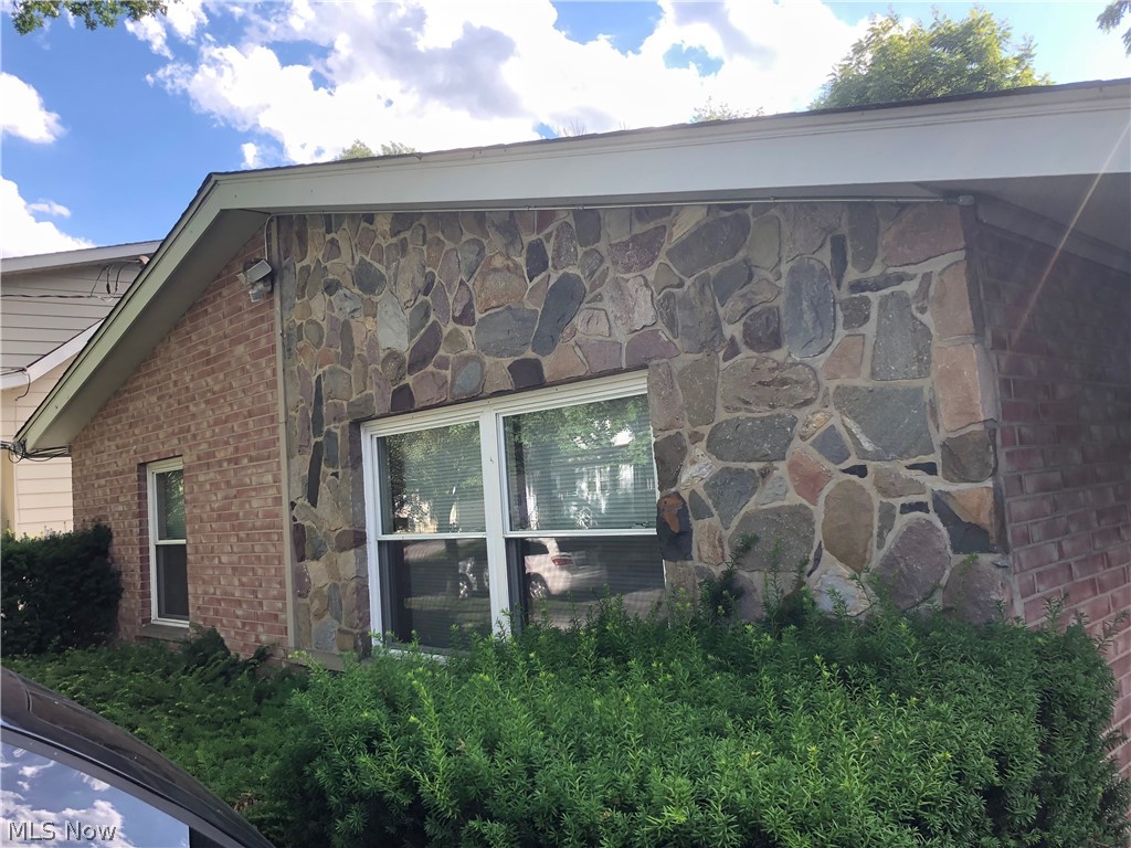 Fully rented all brick twinplex just south of Goodyear Metro Park. Great for investment. Can also be bought as a package with 3 other duplexes a few blocks from each other.
