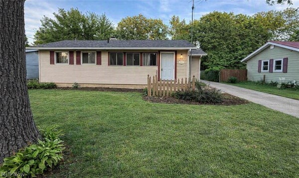 2426 MONTGOMERY AVE NW, WARREN, OH 44485 - Image b940ec263befc5aaaeb152c1cbebfa8b/4190780123
