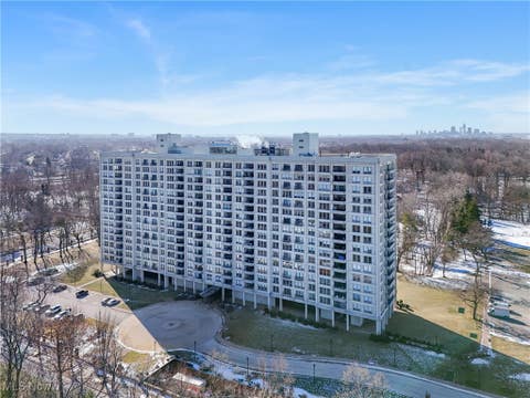 Photo for 1 Bratenahl Place 205