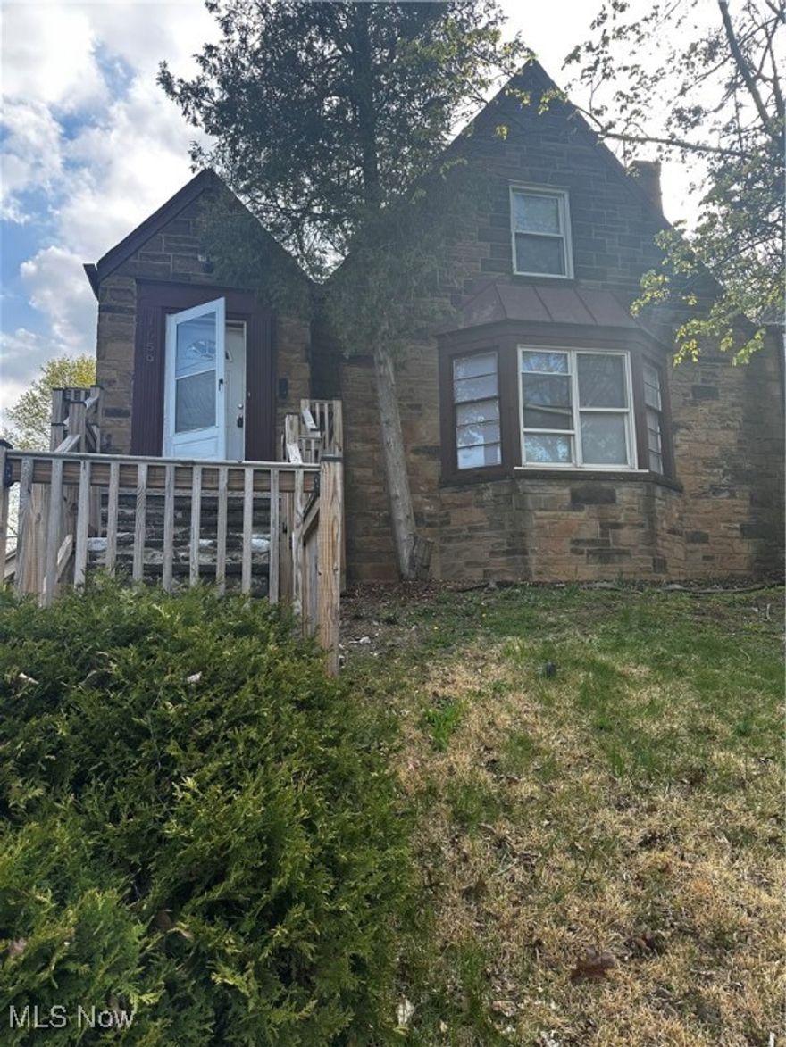 Located in a convenient location. Close in proximity local shops, grocery, and gym.