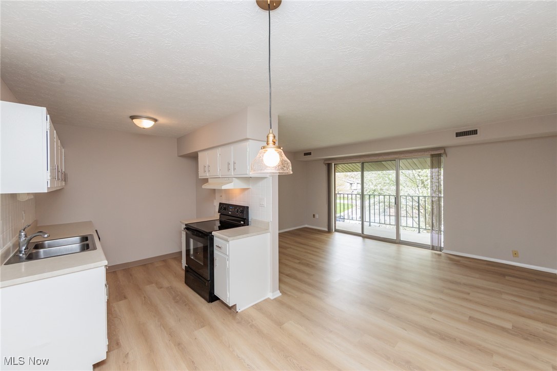 Middleburg Heights, Ohio 44130, United States, 2 Bedrooms Bedrooms, ,1 BathroomBathrooms,Residential,Pending,121754