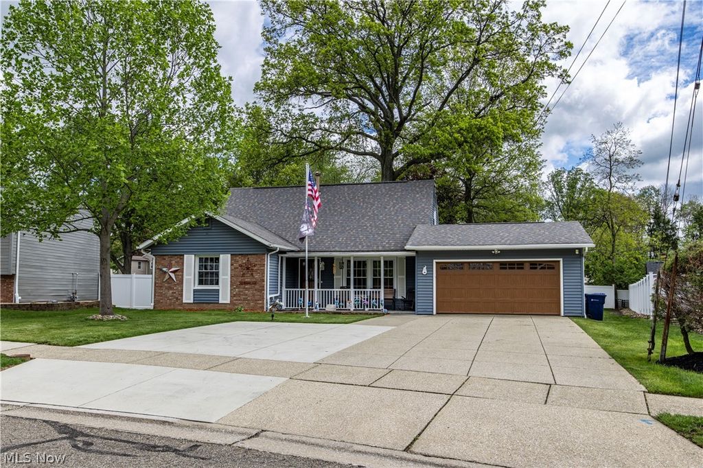 Photo of 537 Eric Drive, Tallmadge, OH 44278 (MLS # 5209751)
