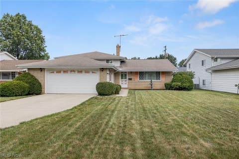 Homes For Sale - 25060 Randall Drive<br/> Cuyahoga County, North Olmsted, OH 44070