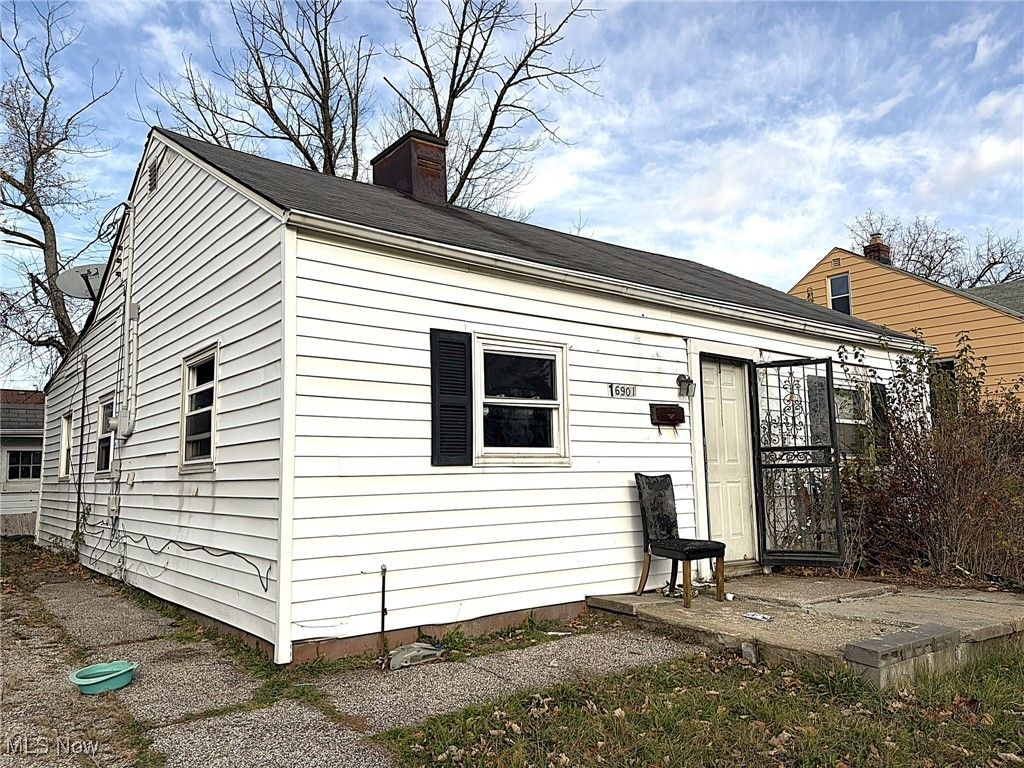 Photo of 16901 Ridgeton Drive, Cleveland, OH 44128 (MLS # 5184786)