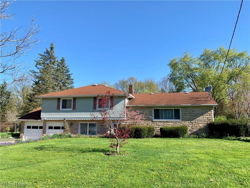 Desirable Howland area! Quality custom built vinyl sided 4 BR, 2 bath tri-level on a beautiful and quiet dead end street. This large half acre lot with barn is close to area shopping, dining and Eastwood Field. Hardwoods under carpets, and plenty of storage with spacious closets and a cedar closet in upstairs hall. Attached enclosed porch/sunroom for year round enjoyment. Reverse osmosis water system and steam heat. 
This one won’t last long!