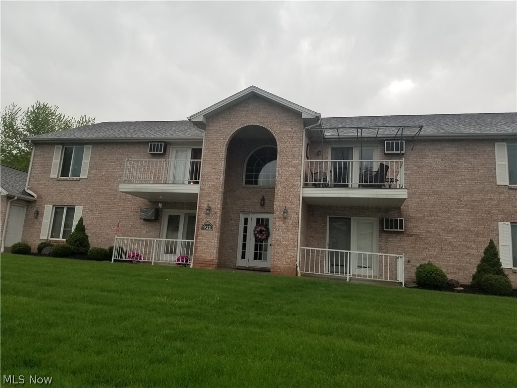 Photo 1 of 19 — 921 Auburn Hills Drive 3, Youngstown, OH 44512