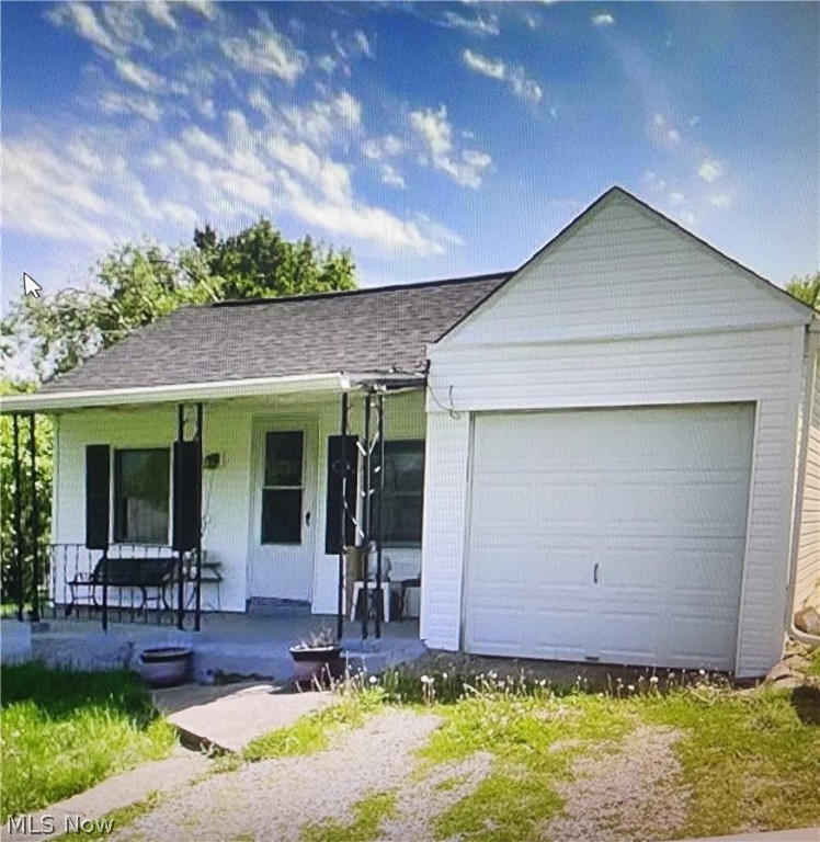 2 Bedroom home in Maysville School District! An extra room added on making this a possible 3 bedroom! Add your personal touches and this could be an adorable home! Nice front and back yard! Call for your private tour!
Handyman special!! new price! Seller wants SOLD