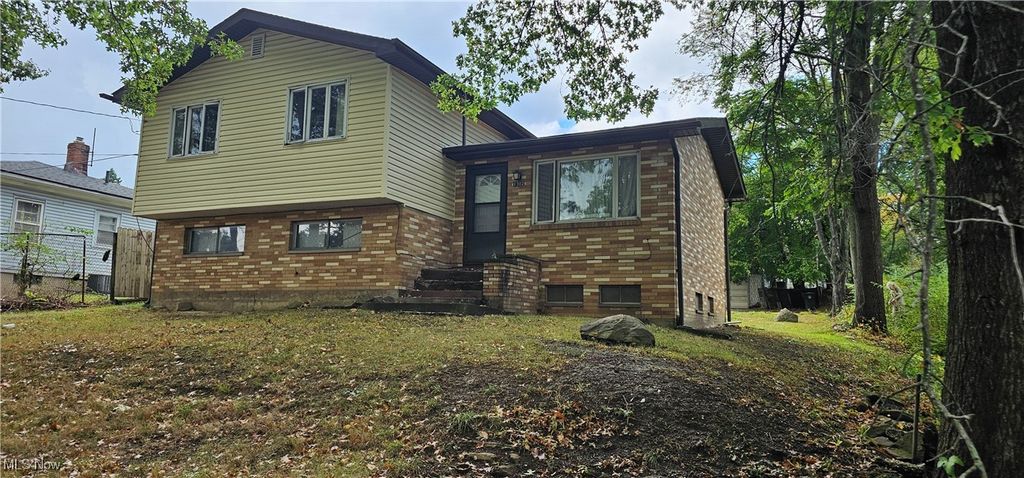 Photo of 1302 East Avenue, Akron, OH 44307 (MLS # 5168328)