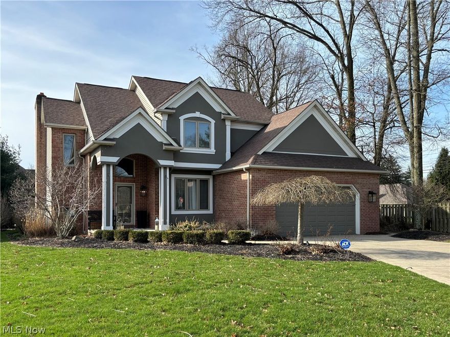 Canfield prime location on a private cul de sac.  Super called with many recent updated.  First floor master suite, loaded kitchen, great room with fireplace.  Absolute move-in ready.