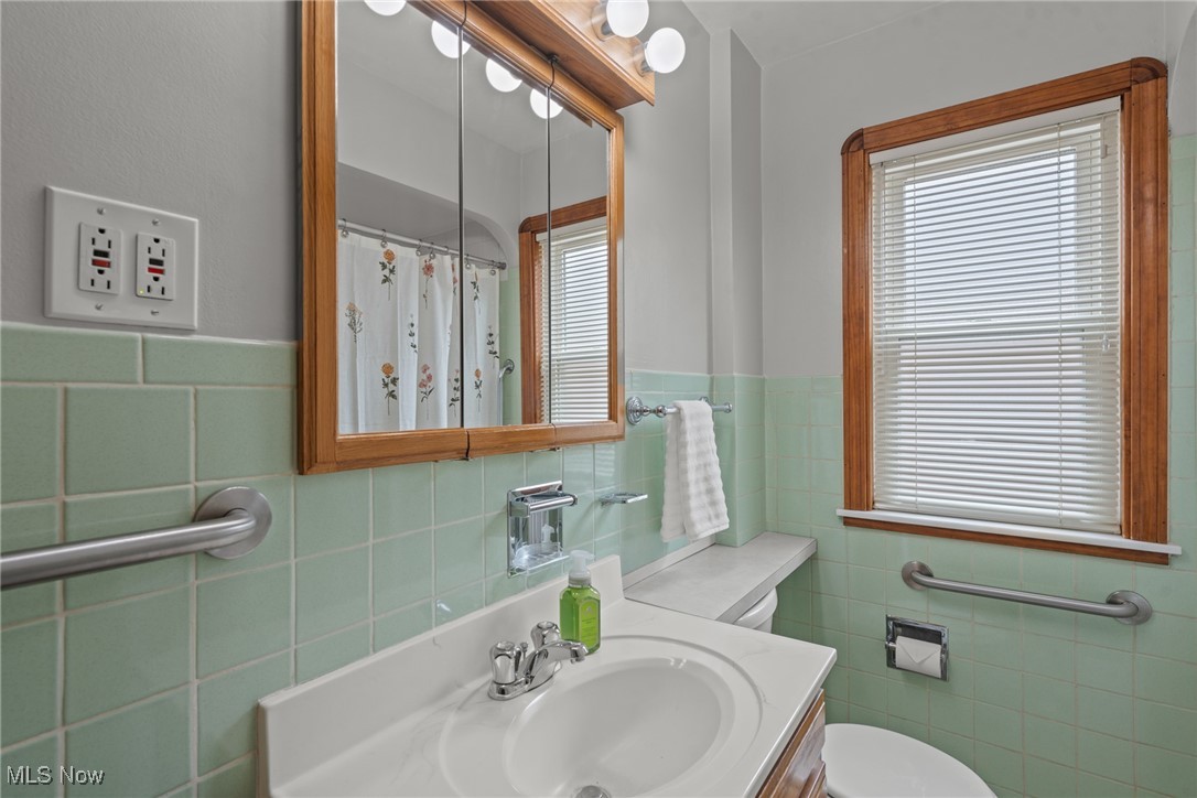 8010 Whittington Drive, Parma, Ohio image 18
