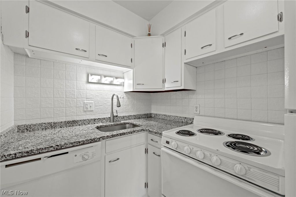 Photo of 12520 Edgewater Drive #1504, Lakewood, OH 44107 (MLS # 5194763)