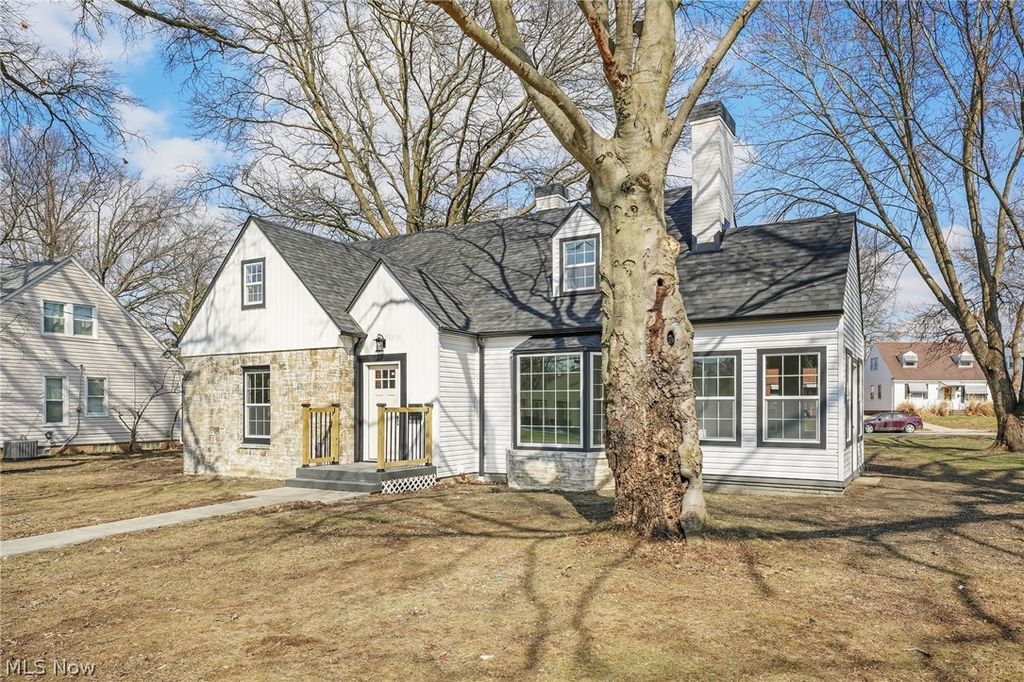 Photo of 8612 W Moreland Road, Parma, OH 44129 (MLS # 5188859)