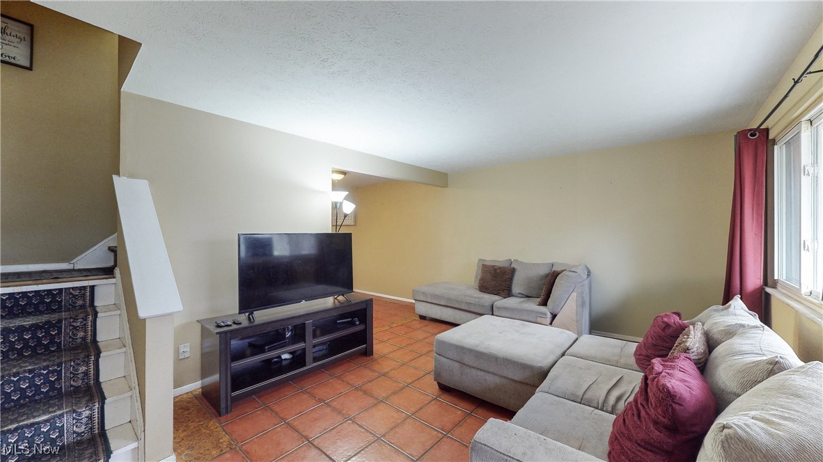 2470 Warren Parkway #APT, 12, Twinsburg, Ohio image 4