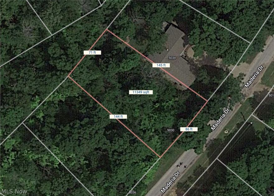 Buildable lot in Cinnamon Lake. Enjoy a gated peaceful community with a 135 acre lake. Enjoy nature on your own lot. Enjoy the clubhouse, swimming, fishing, tennis and boating.