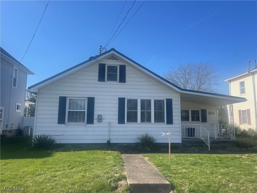 Vienna Ranch Home Features Newer Metal Roof, Updated Bathroom, Hot Water Tank & Windows.. This Home is only limited by your imagination.. so many possibilities of adding addition bedroom or office..with the 20' glass sunroom or the addional Family Room.. Home sits ao a large level lot with alley acces for the garage and back yard!! The Glass sunroom features a hot tub and plenty of room for family enjoyment for your morning coffee or entertaining a Reunion of Friends. check this one out!