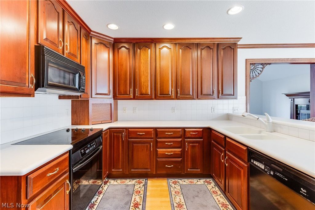 Photo of 140 Hogan Lane, Warren, OH 44484 (MLS # 5200843)