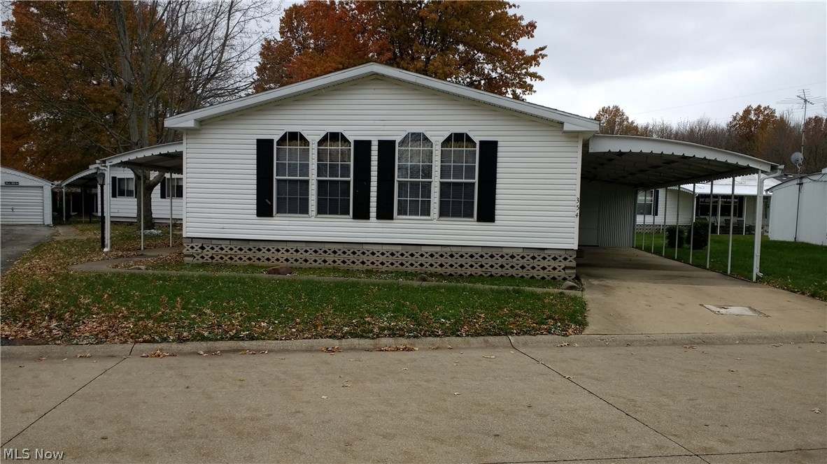1994 Washington Park mobile home. Beautiful starter or retirement home. Features new carpet and updated bathroom. 2 bedroom and 2 full baths. All newer appliances are included. Open floor plan with ceiling fans in living room, dining room, kitchen and bedrooms. 2 covered carports 12x40. 5x10 storage shed. Very well maintained, ready to move in and priced to sell! Seller will pay 1st month of buyer's lot rent after title transfer.