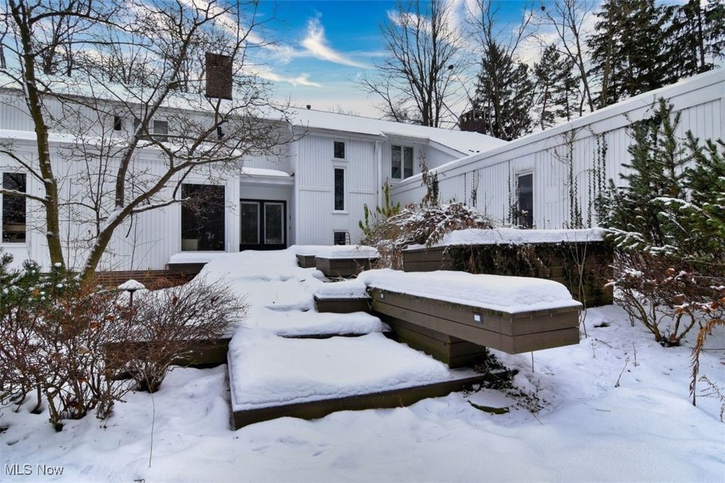 Photo of 26740 Hendon Road, Beachwood, OH 44122 (MLS # 5177338)