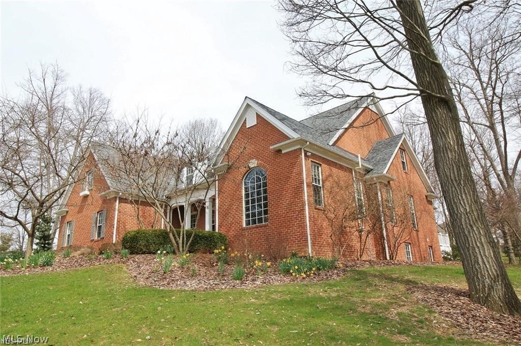 Immaculate home available for lease in Laurel Ridge Subdivision. Over 5000 sq. ft of total living area with finished lower level. Solid wood doors, Pella windows, over 9 ft. vaulted ceilings. Whole house generator is an added bonus to offer you some reassurance for your busy lifestyle in case of emergency! $3000 security deposit, tenant is subject to application, credit/background check.