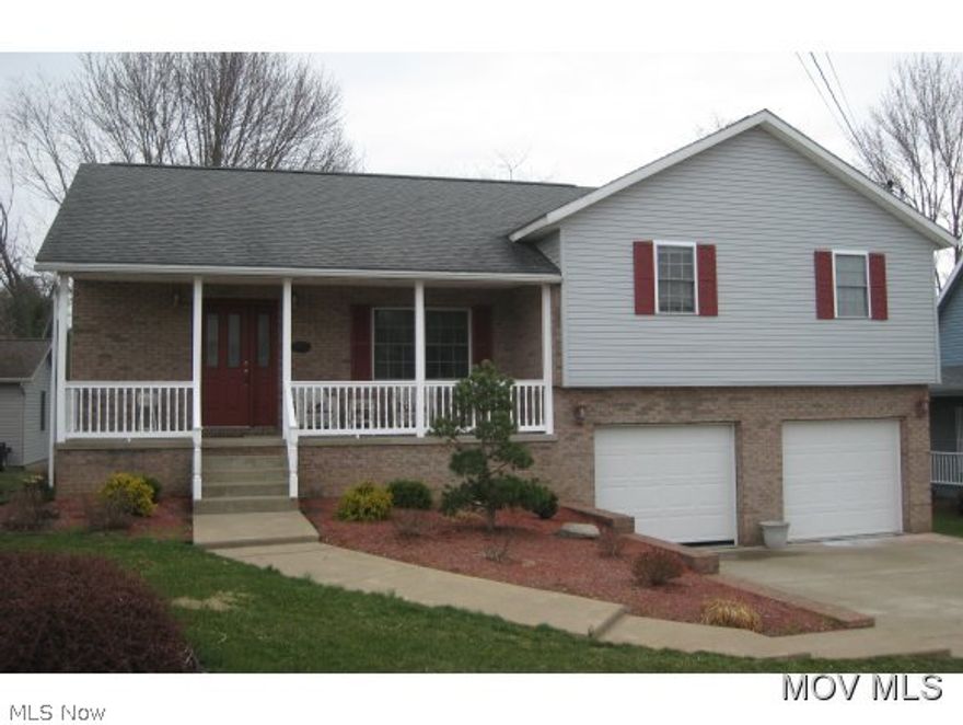 Fabulous tri-level in great South Parkersburg neighborhood! Living room with vaulted ceiling is open to the dining room. Large Master Suite with private bath and double closet.  Neutral carpet. Finished lower level family room and half bath. Two car garage. Well maintained!  Shows beautifully!  Elem: Gihon Elementary School  Elem/Bus: N  JrHigh: Edison Jr. High School  JrHigh/Bus: Y  High: Parkersburg South High  High/Bus: N  Fire: CIT  Police: CTY  PossFreeGas: N  ;SQFT=Fin L1:714, Fin L2:710, Fin Bsmt:530, Fin Above:1424, Fin Total:1954, Unfin Bsmt:0, Unfin Above:0;GAR= 2 Car Built In