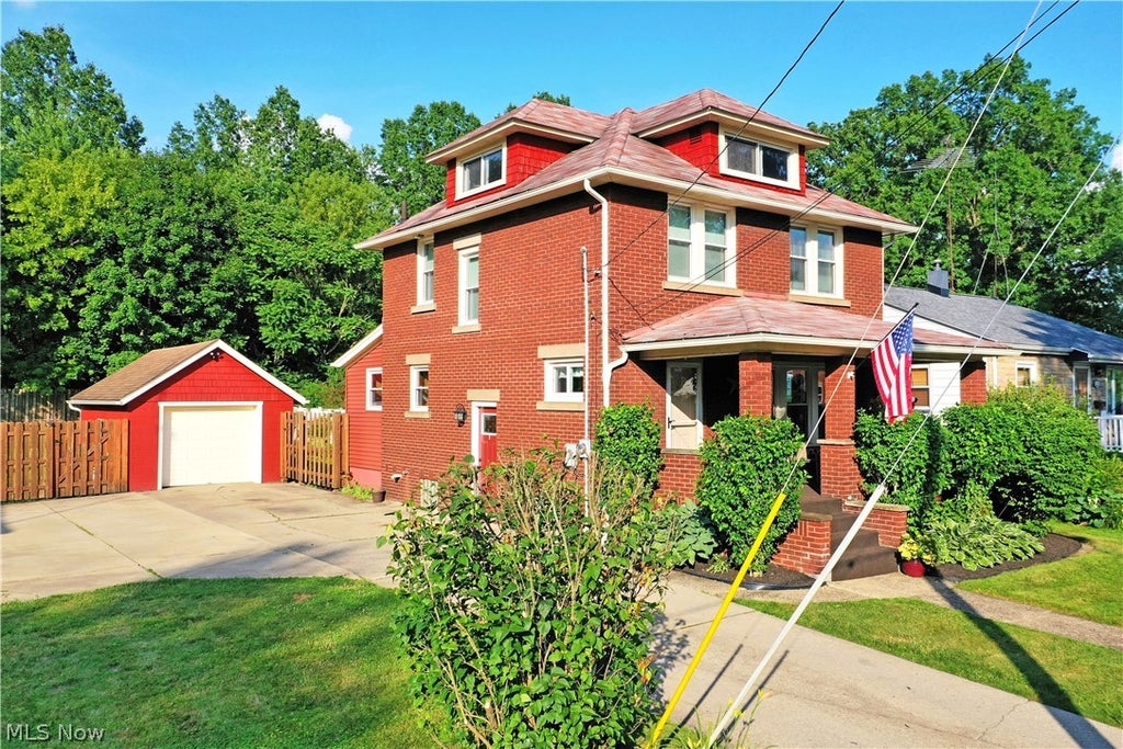 Photo of 2076 Vernon Avenue NW, Warren, OH 44483 (MLS # 5223559)