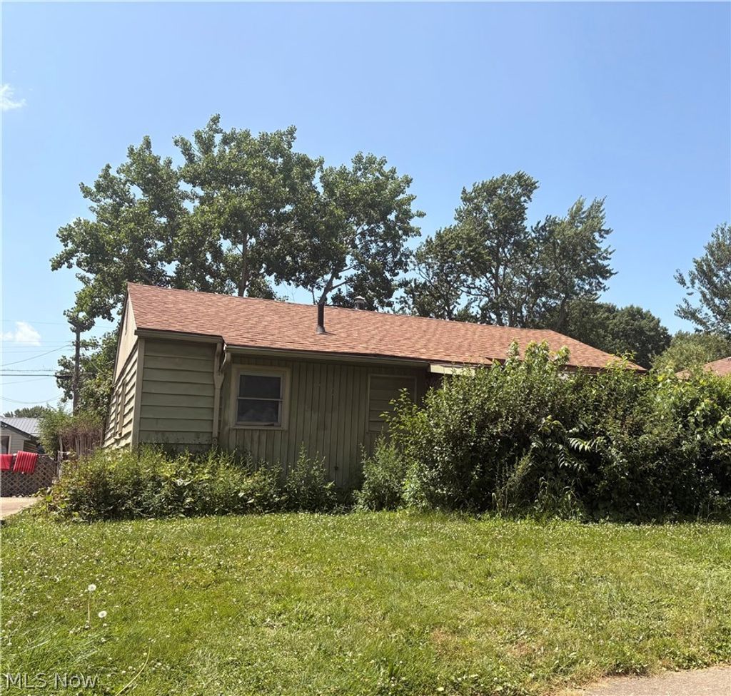 Photo of 2017 Willowrow Avenue NE, Canton, OH 44705 (MLS # 5223869)