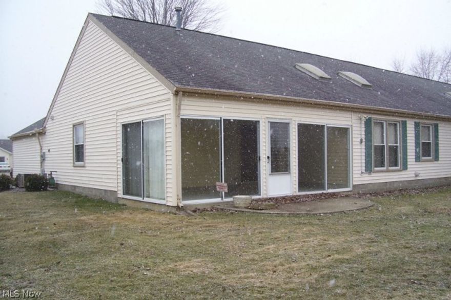 21' Florida rm overlooking private back yard/living room with skylights/master bedroom with full bath/all appliances/newly installed w/w carpet/newer windows/2 car attached garage/ MOVE IN READY!