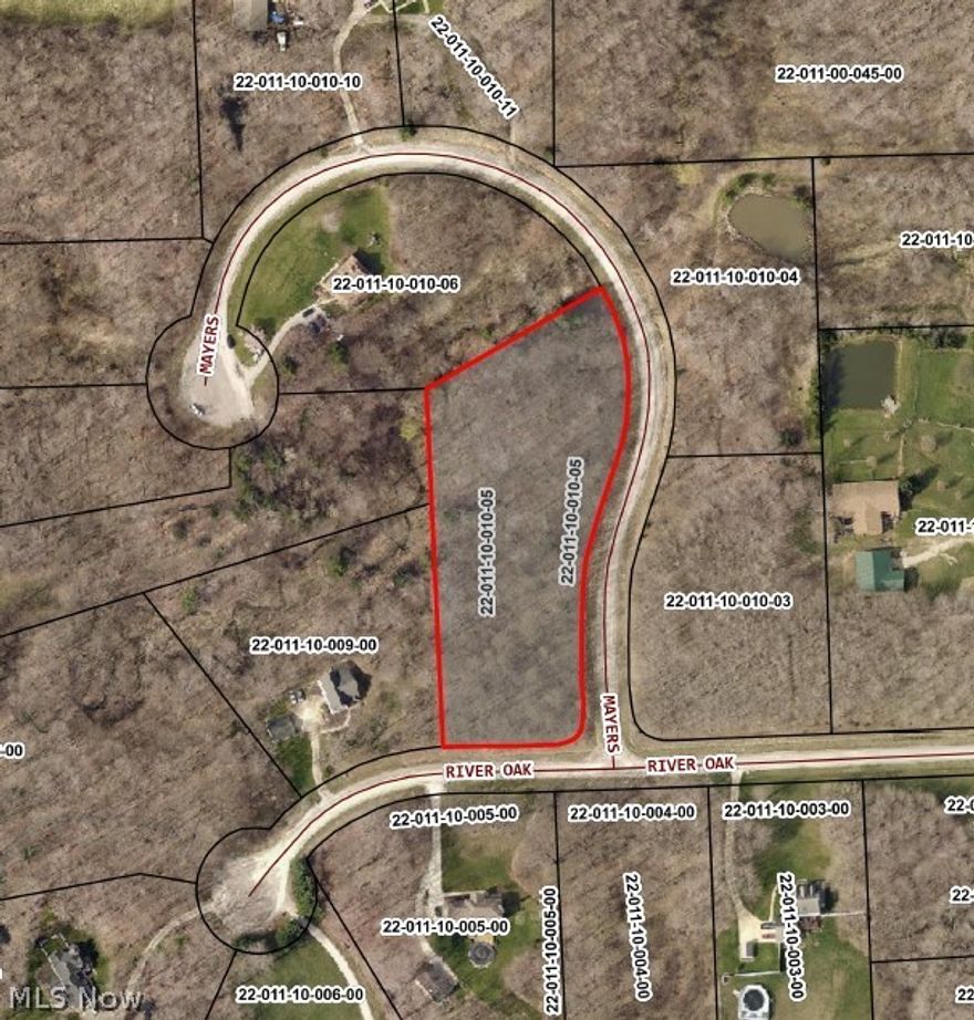 This 2.5 acre corner lot is located in the quiet River Oaks community. Low traffic due to being on the corner of 2 dead end streets. Property slopes in the back of the lot to a small stream/creek.