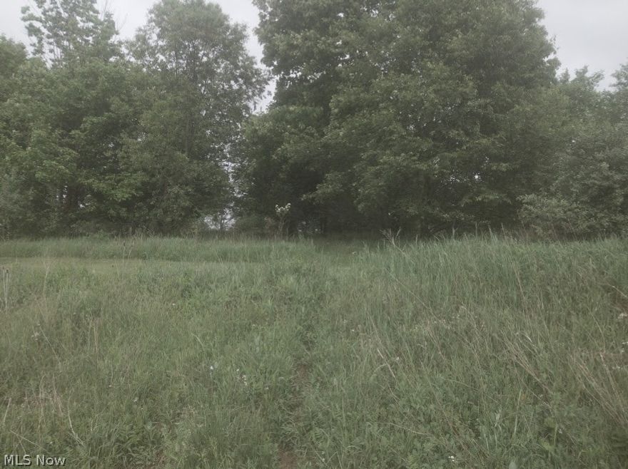 Gain access to Apple Valley Lake and Golf course. Country setting with view of the countryside. water and sewer available, Check with Apple valley Association for Building restriction ,   . Great Location to build your new home minutes from the lake and golf course. Motivated Sellers .