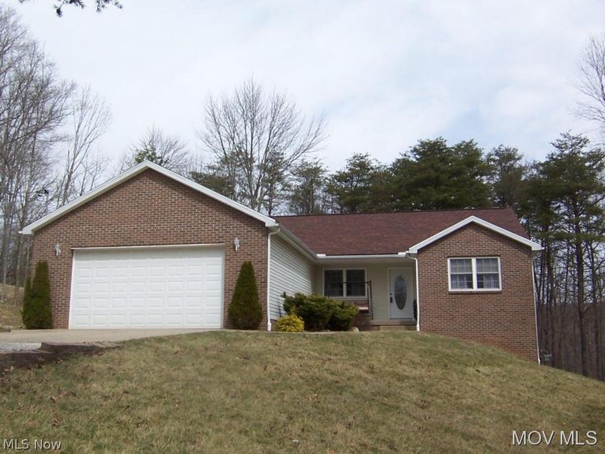 . Lot backs up to Veto Lake. Bruce Hardwood floors, custom kitchen, Oak trim and 6 panel doors. Neutral DÃ©cor. French drains and core filled block front wall in basement. Owners suite has walk in closet, garden tub and stand up shower. Basement plumbed for bath. 10X15 deck off great room with additional lower deck. Wooded lot.  Elem: Barlow-Vincent Elementary Scho  Elem/Bus: Y  JrHigh: Warren Middle  JrHigh/Bus: Y  High: Warren High School  High/Bus: Y  Fire: CIT  Police: SHF  PossFreeGas: N  ;SQFT=Fin L1:1716, Fin Bsmt:100, Fin Above:1716, Fin Total:1816, Unfin Bsmt:1616, Unfin Above:1616;GAR= 2 Car Att