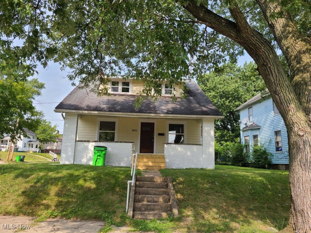Move right into this affordable 3 bedroom home all recently painted , cleaned and partially updated. Newer windows, first floor laundry. Cute inviting front covered porch. Convenient to everything in Alliance Schools , shopping and the University of Mount Union
Immediate occupancy, call for any details or questions .