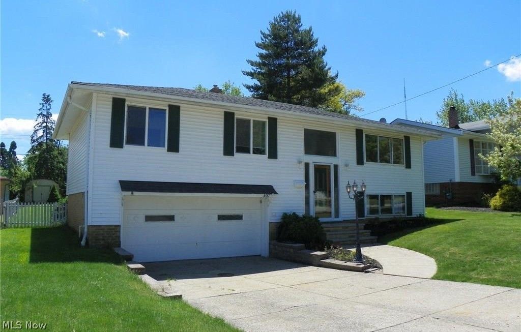 Photo of 3327 Nottingham Drive, Parma, OH 44134 (MLS # 5206733)