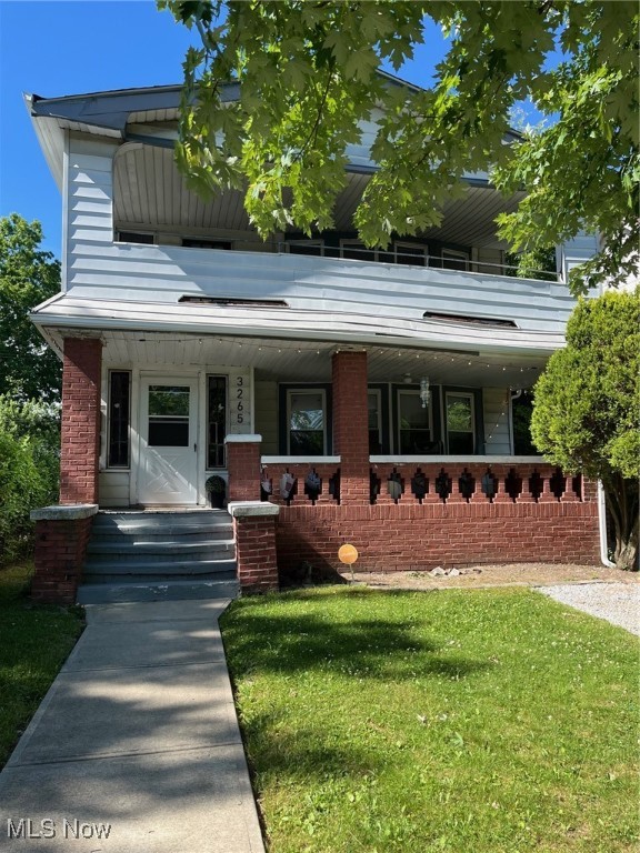AVAILABLE NOW FOR A SEPTEMBER MOVE IN
PROPERTY: Location, location. Renovated 3 bed/1 bath second floor unit of a triplex house, 1340 SF. Includes lawn service, reserved parking, private entrance and each unit has it's own laundry set. Tenant pays utilities, pets allowed and no smoking. Available for a September move in and 12-month lease.
Rental requirements are a 640+ credit score, clean criminal and housing check with a monthly income of 3x's the rent. This property is not a participant in housing assistance programs.
Security deposit of $1425 and $300 move in fee due at lease signing.