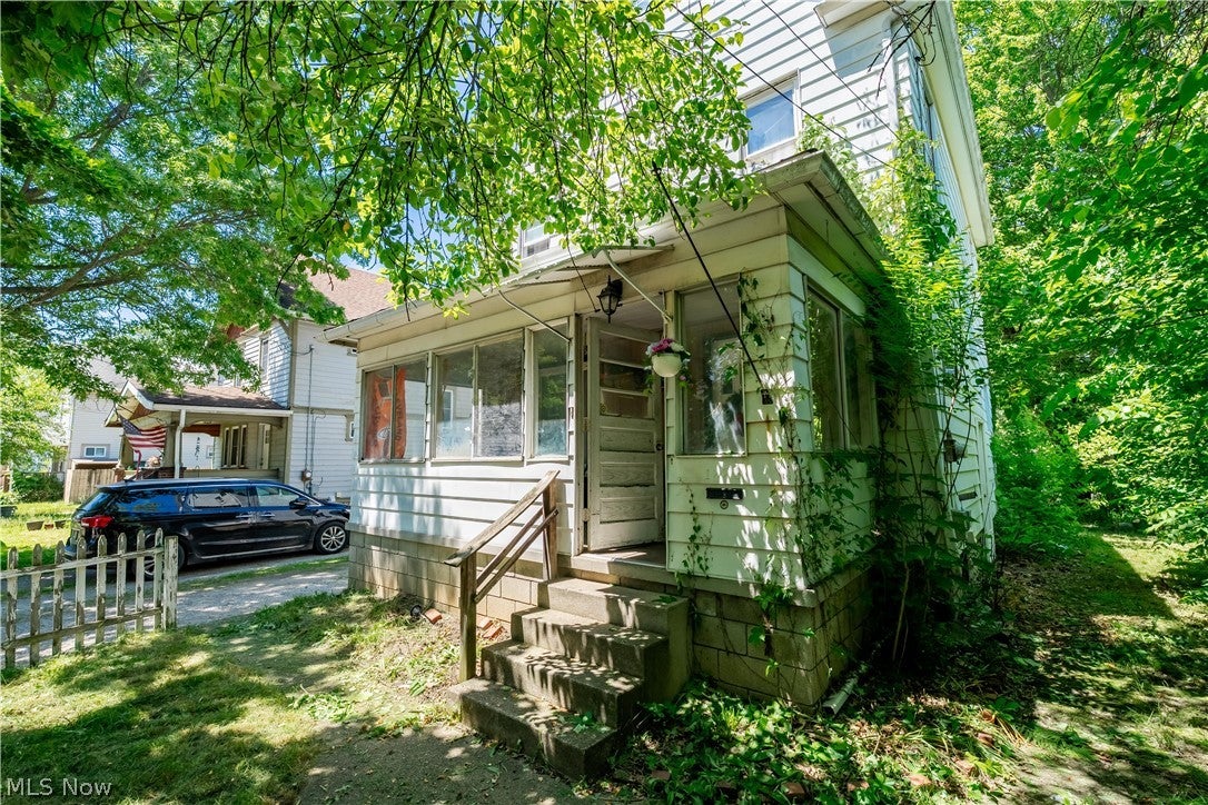 1223 W Wilbeth Road